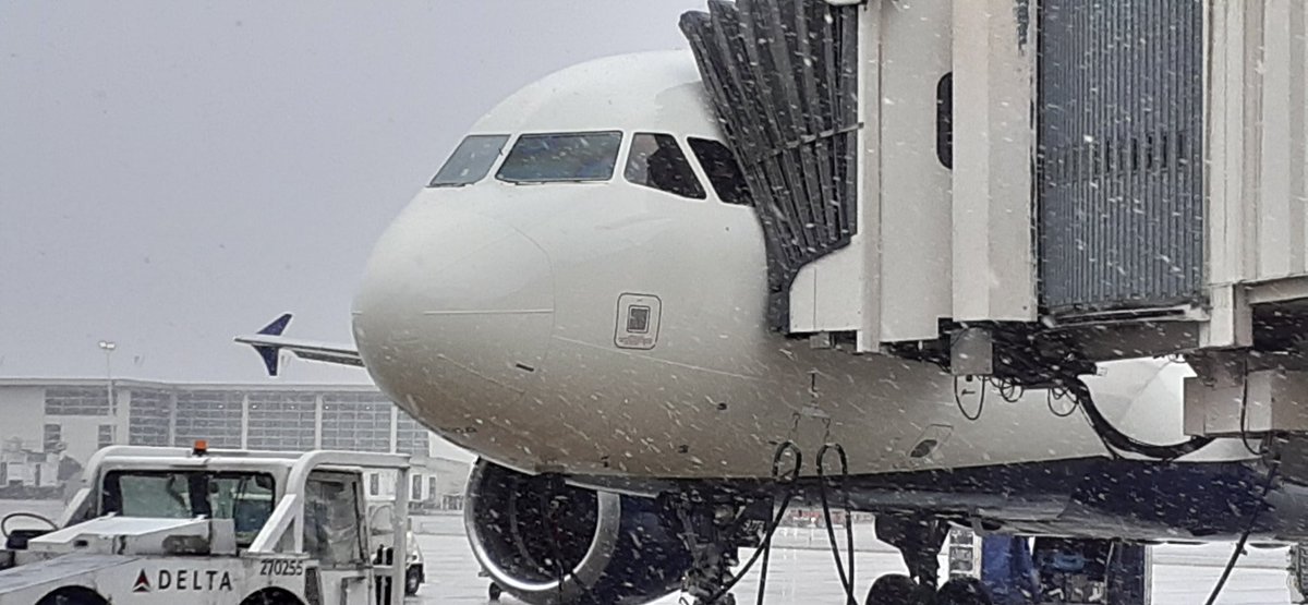AquaBugg's tweet photo. First Snow, Nov.14,2021. Detroit Metro Airport. #KDTW https://t.co/oGQP4rVNxp