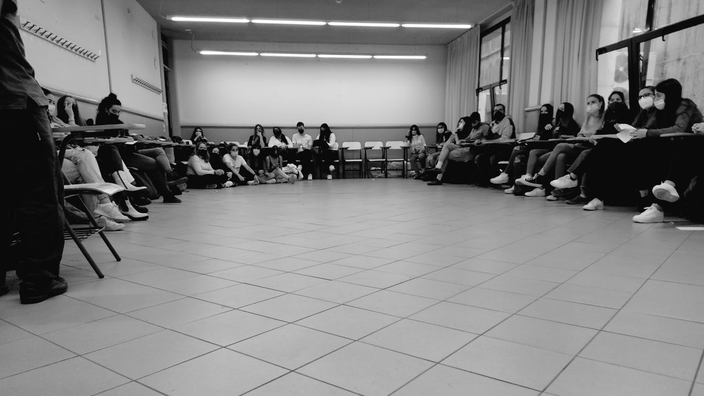 Aquesta setmana hem tingut a Clara Naya de <a href="/Lolanoestassola/">Lola no estas sola</a> i a Juan Pablo Bonettí.
La primera parlant d'habitatge, feminisme i acció comunitària i al segon sobre cos, moviment i abordatge educatiu #ReptesEduso21