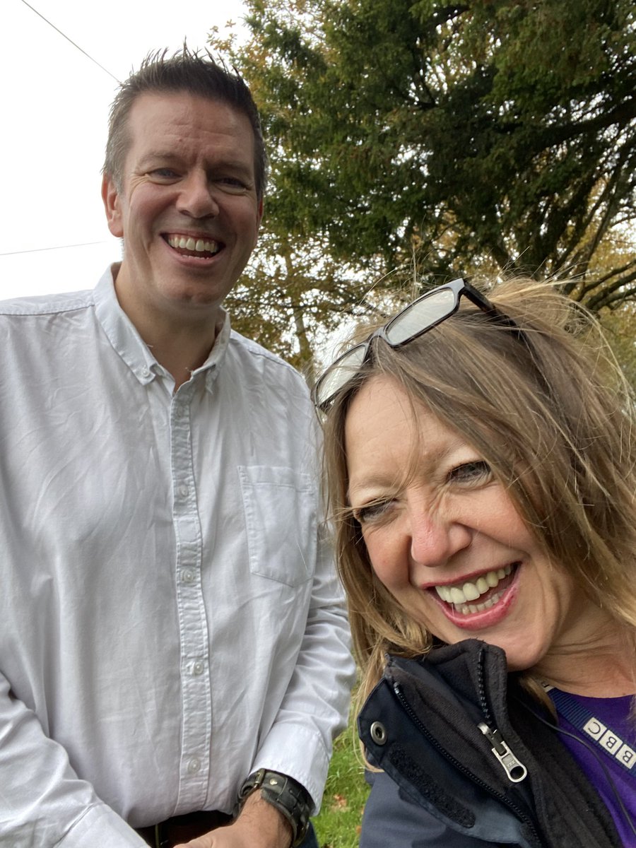 BBCSurrey's tweet photo. Her 3rd task for this week’s #SaturdayWishlist was to give chocolate to a familiar dignitary. @OBrienKrystyna went to #LimpsfieldChart where @MarkCarterMC had opened the Christmas Bizaar. She gave Mark Chocolate Brownies ✅ Listen here: https://t.co/7BSGdzgByj @AmannyMo https://t.co/kfvJa2UJzW