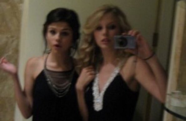 atualjustin's tweet photo. taylor swift e selena gomez sempre será a maior amizade do pop https://t.co/pJVOWpkuHg