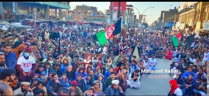 PMallakhail's tweet photo. ننۍ دکوټې مظاهره کې ملی بیرغ 🇦🇫

#PTMSymbolOfPeace https://t.co/f0pSkRmLxV