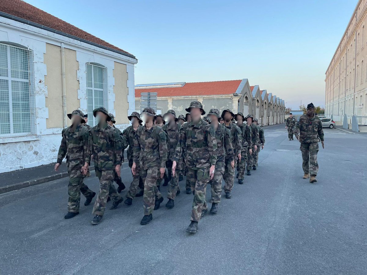 1er_RIMa's tweet photo. 26 stagiaires ont suivi une Préparation Militaire Terre au #1RIMA. Ils ont eu 5 jours pour découvrir les bases du monde militaire : présentation du matériel, ordre serré et découverte du parcours d’obstacle et de la piste d’audace où chacun a pu se dépasser ! #NosJeunesOps https://t.co/WVfHiSX6x4