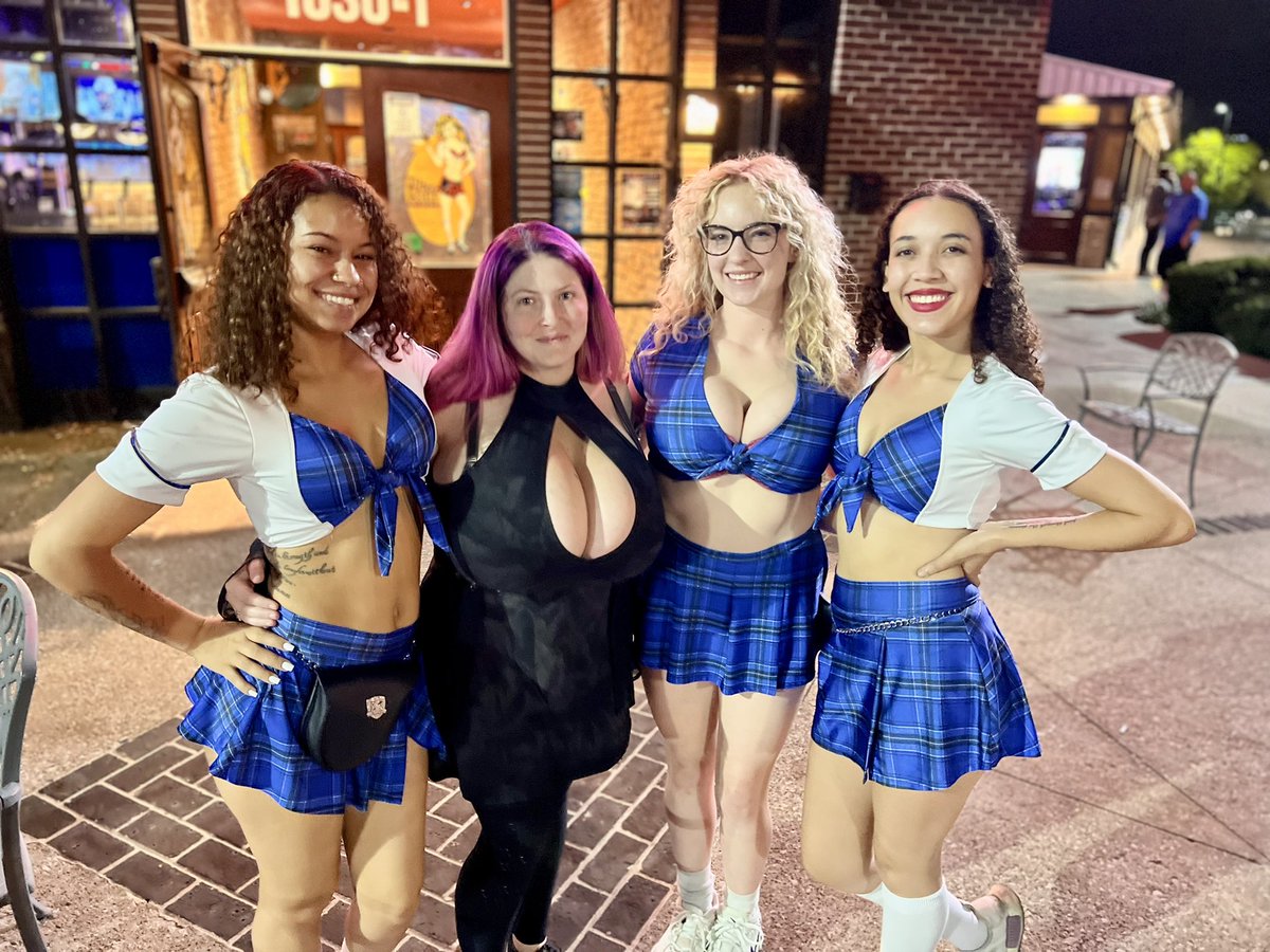 DemoraAvarice's tweet photo. Went out to @tiltedkiltlex night.. wonder if I’d be able to pull off their uniform 😅 https://t.co/1DcMQVR4q1