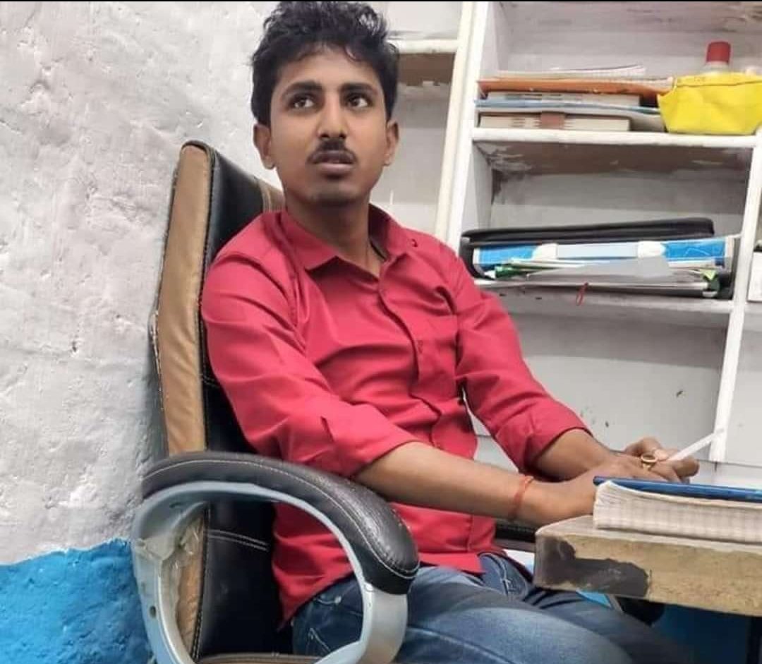 im_skBr's tweet photo. @TheLallantop #JusticeForAvinashJha
#JusticeForAvinashJha
#JusticeForAvinashJha

नीतीश बाबू क्या आपके जिगरे में इतना दम है की सच्चाई के रहा पे शहिद होने वाले पत्रकार अविनाश झा जी के परिवार वालों से नजरे मिलाकर ये बोल सके के आपके बेटे को न्याय हम दिलायेंगे और परिवार को आर्थिक सहायता भी देंगे? https://t.co/CJSrV3dlq5