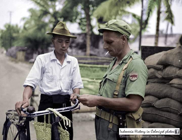 Kisah lucu
End,,,, Kowe mau kemana, awan-awan kok bawa sepeda pancal ?"

"Mau ke kampung sebelah, Meneer. 
Tilik rondo anyaran"

Begitu kira-kira dialog si Belanda dengan si pribumi ketika memeriksa surat pajak sepeda pancal milik si pribumi.