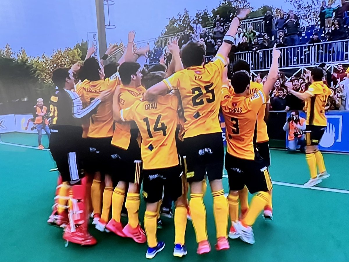 MasterHockeySp's tweet photo. Enhorabuena @atleticterrassa por ser el gran triunfador Copa del Rey #hockey #copahockey2021 https://t.co/1ruuD9UKOD