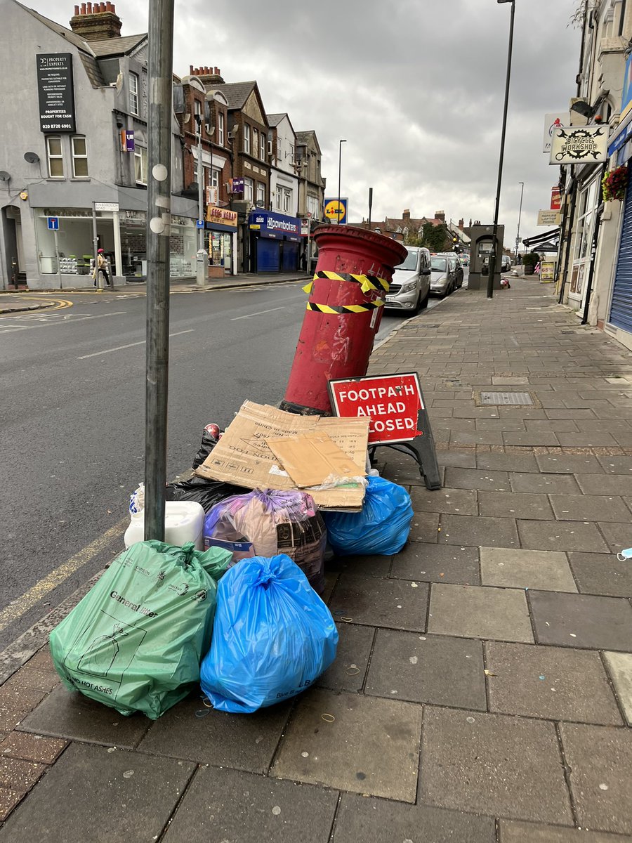 Sunday stroll on London Road by Tooting Station. All this on a single 10m stretch of pavement, disgusting, disgraceful lack of action from @Merton_Council @Lindackirby @sharpmeist @MertonBinBot @CleanUpMerton @MertonResidents @MayorofLondon @MayorOfMerton #muckymerton