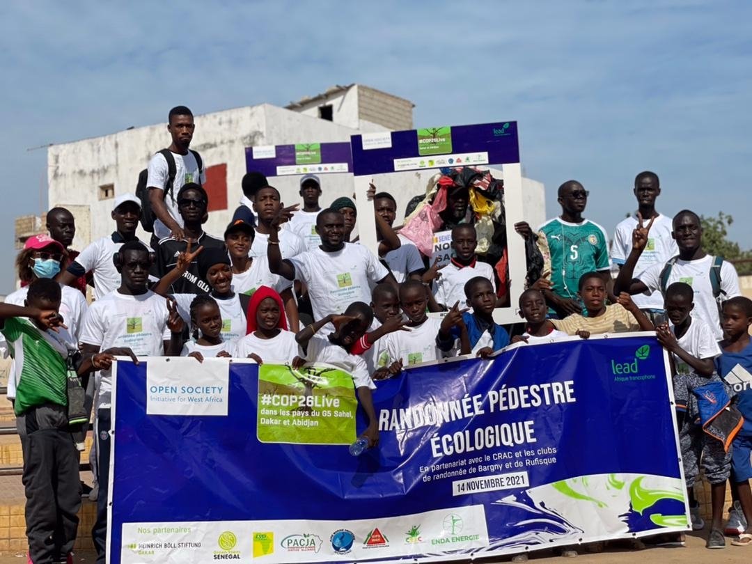 endalead's tweet photo. #COP26LIVE ONGOING 🌍
📣 Le #climat doit respirer enfin !
La randonnée écologique réalisée avec le club de randonnée de Bargny et @medzaproduction de #Bargny #COP26Glasgow #COP26 #climatechange @OSIWA1 @BoellSenegal @endaenergylinks @moussamgueye1 https://t.co/OOmtVDjrVI