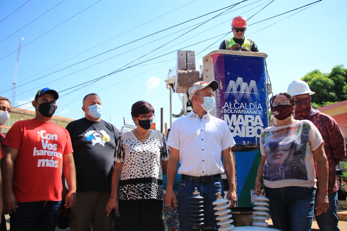 DPublicos's tweet photo. Como un solo gobierno, junto al Poder Popular, trabajamos para garantizarte más y mejores servicios públicos. Ahora, en Haticos II, parroquia Cristo de Aranza, sustituimos otro transformador de 50 Kva para el bienestar de las familias del sector.

¡Con Vos, haremos más! https://t.co/jMvJZ0vJjd