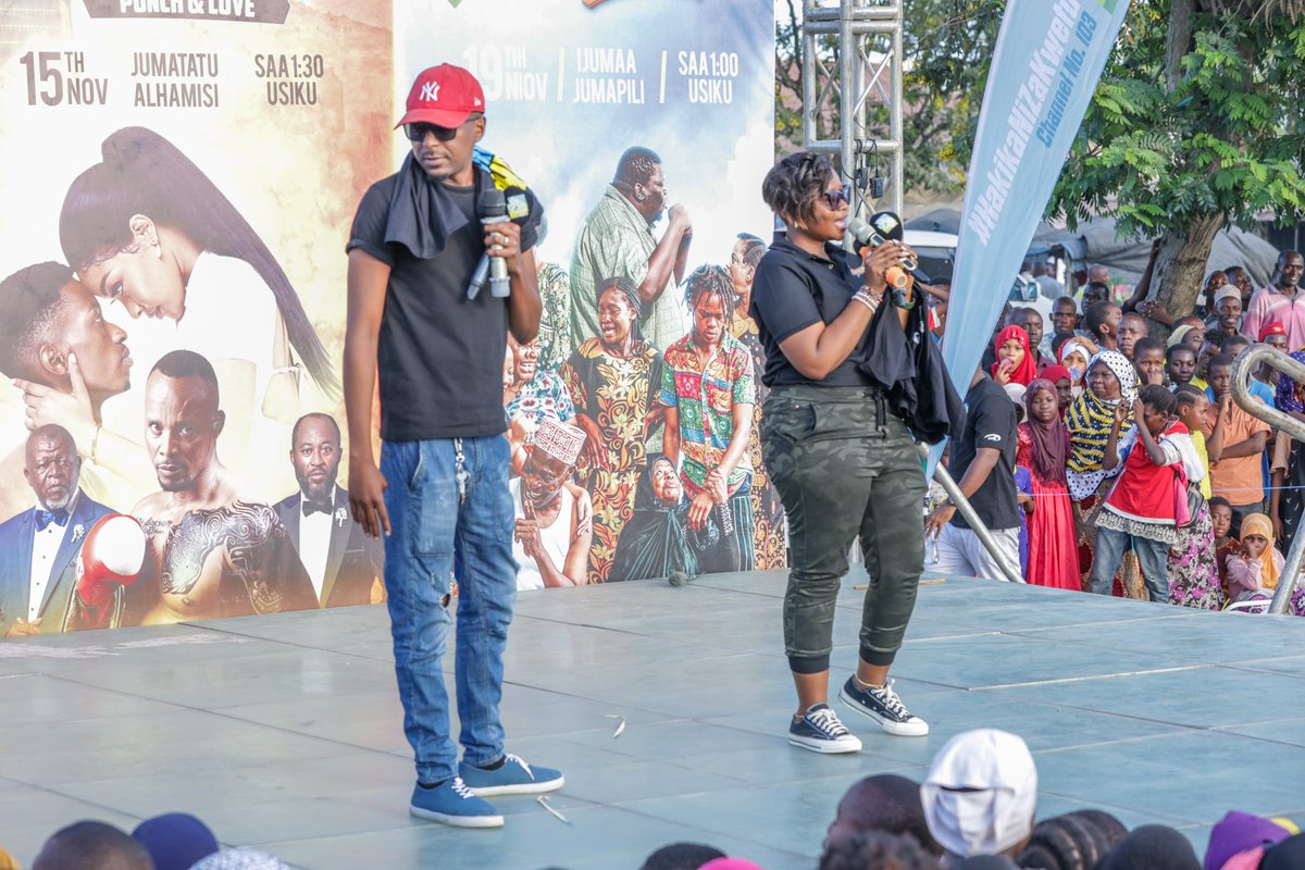 azamtvtz's tweet photo. Show nzima ya #JamboJambo katika viwanja vya #Mbagala Zakhiem ilisimamiwa na watangazaji wabobezi kwenye burudani Wasiwasi Mwabulambo, Bernick Kimiro, Sarah Jackson na Mrisho Senga

Kuanzia kesho vitu vipya vinaanza!!

#JamboJambo #Kombolela #BekiTatu #Kitasa #SinemaZetu https://t.co/2hXHW3zHYC