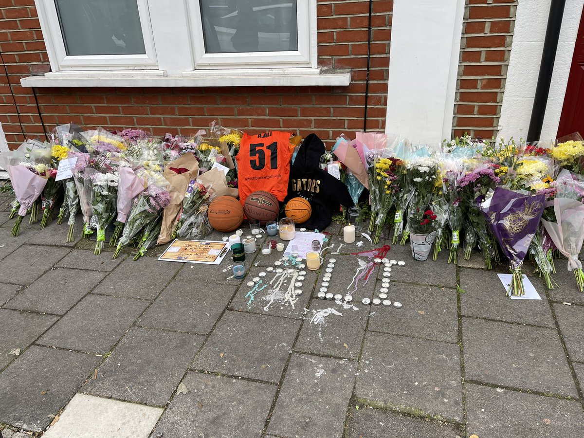 juliaquilliam's tweet photo. Brentford mourning for Ali. https://t.co/CCjDz8Tsn0