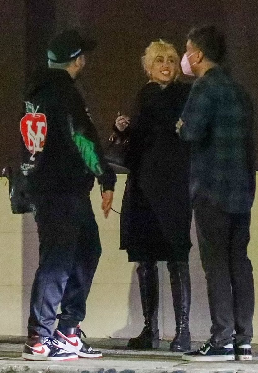 mileyrevobr's tweet photo. 📸| Miley Cyrus saiu para jantar com dois amigos, ontem(13) em Los Angeles. https://t.co/12tQracpJT