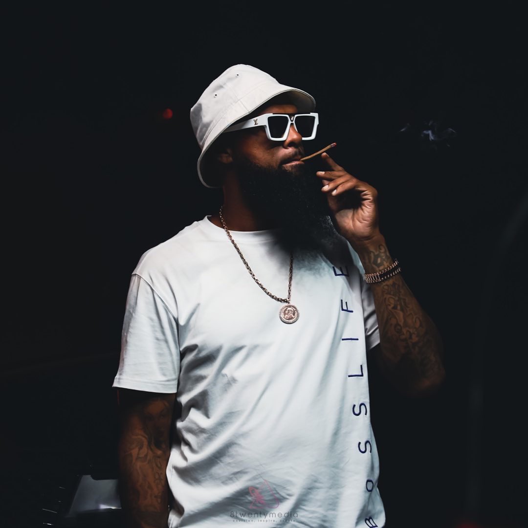 DadaKing3's tweet photo. Two months, I resigned from my job without a backup plan. But I knew I wanted to follow my dreams in photography.. in those two months I’ve lost a lot , but I won more! Now I’m taking pictures of Texans legends #saucewalka @slimthugga @propain713 

📸 @8twentymedia FMOI https://t.co/tZB1RTe3sh