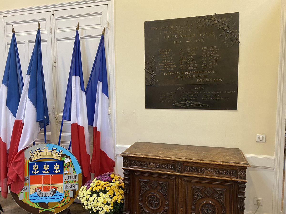 ConstanceLeGrip's tweet photo. Ce matin se tenait au @TempleNeuilly ,comme chaque année,un culte,auquel je me suis rendue,dédié à la commémoration de l'armistice du #11Novembre et au souvenir des combattants des 2 guerres mondiales.En présence de plusieurs élus de @VilledeNeuilly  #recueillement #souvenir https://t.co/mqWkm4wrSP