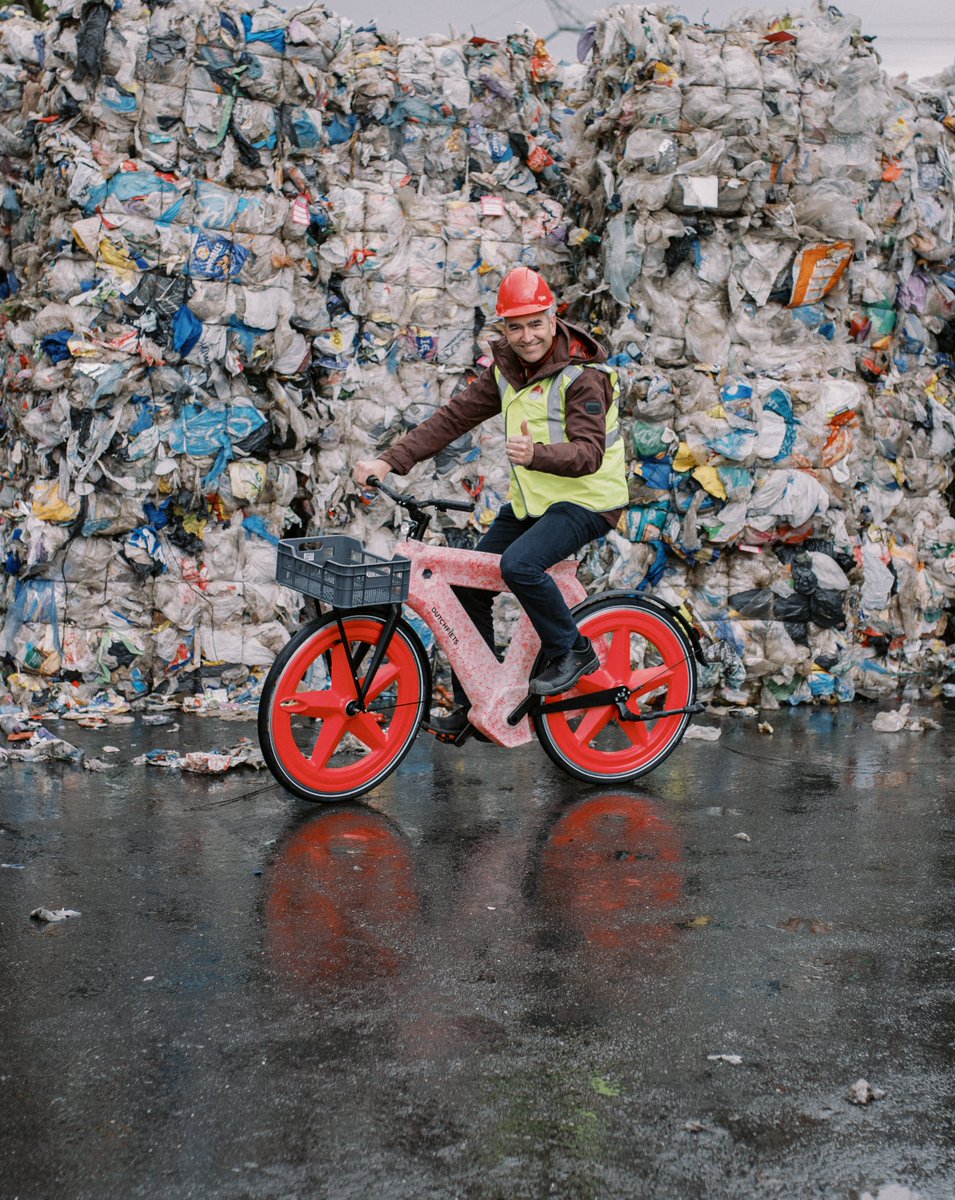 Omrin's tweet photo. ♻️🚲| Insipireer! Sinds deze zomer hebben we 10 dienstfietsen van DutchFiets op ons Ecopark De Wierde in Heerenveen.  De fietsen zijn 'fair &amp; circulair', gemaakt van 100% gerecycled plastic. Lees op https://t.co/9TTAgmcJU9 

#Circulair #DutchFiets #Omrin #Redesign #Refuse #Reuse https://t.co/BixptNz9nV