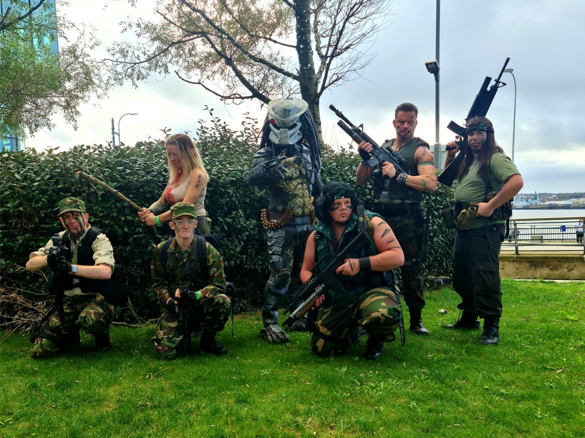 alastairneil29's tweet photo. "Dutch, you son of a bitch" Predator found the fireteam @comconliverpool yesterday @Schwarzenegger @TheCarlWeathers @RealBillDuke @BonafideBlack @SWinstonSchool #Predator #comiconliverpool #liverpoolComicCon #scifi #predatorhandshake #stanwinstonschool #yautja #junglehunter https://t.co/TC3LNCYH8J