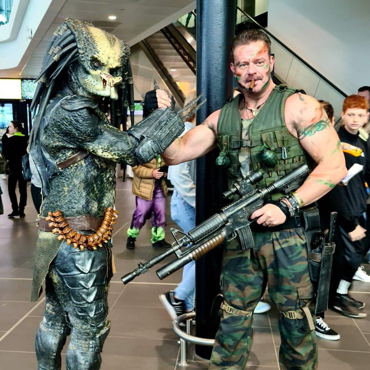 alastairneil29's tweet photo. "Dutch, you son of a bitch" Predator found the fireteam @comconliverpool yesterday @Schwarzenegger @TheCarlWeathers @RealBillDuke @BonafideBlack @SWinstonSchool #Predator #comiconliverpool #liverpoolComicCon #scifi #predatorhandshake #stanwinstonschool #yautja #junglehunter https://t.co/TC3LNCYH8J