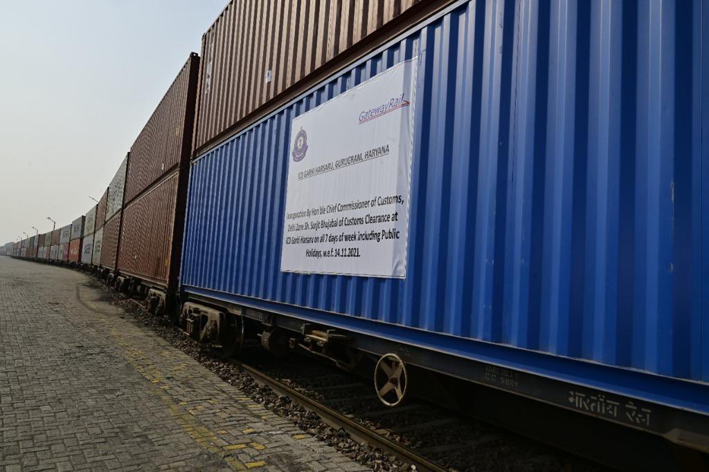 Delhicustoms's tweet photo. Sh Surjit Bhujabal,CC, Delhi Customs, flagged off Double Decker Train at ICD Garhi Harsaru. Train will run every Sunday to carry Export containers to Pipavav Port. It carried 180 TEUs of export cargo of major automobile groups like @Maruti_Corp @suzuki2wheelers, @honda2wheelerin. https://t.co/8WUfvwColm