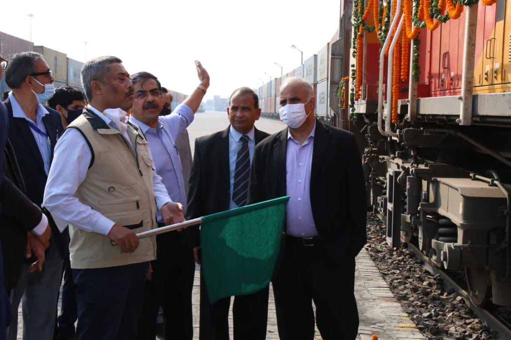 Delhicustoms's tweet photo. Sh Surjit Bhujabal,CC, Delhi Customs, flagged off Double Decker Train at ICD Garhi Harsaru. Train will run every Sunday to carry Export containers to Pipavav Port. It carried 180 TEUs of export cargo of major automobile groups like @Maruti_Corp @suzuki2wheelers, @honda2wheelerin. https://t.co/8WUfvwColm