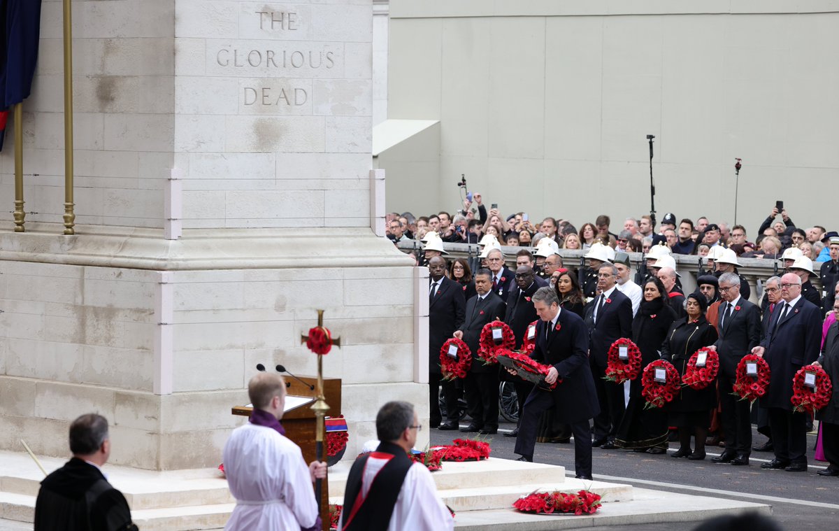 Keir_Starmer's tweet image. I was honoured to be at the Cenotaph this morning, to pay my respects to our British and Commonwealth armed forces, and to those members of the emergency services and civilians who have served.

We honour them and remember them.

#RemembranceSunday