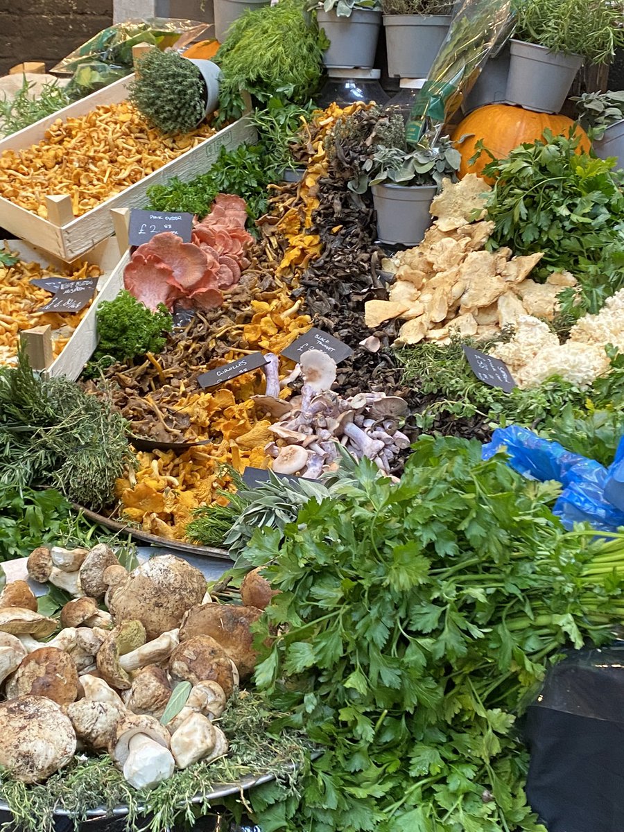 Miss_E_B's tweet photo. A few years ago a dear friend took me ‘home’, back to where it all began and a trip down memory lane . Today I returned to explore further … just look at the colours in the market. #market #BrixtonMarket #Brixton #AfricanMarket #fresh #colours #photography #explore #exploring https://t.co/BXHDSvN3uO