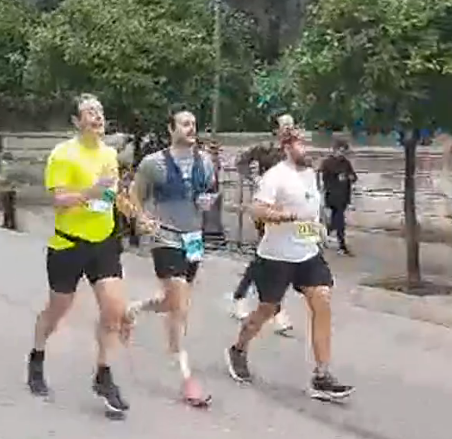 v_geuzen's tweet photo. de ziekenhuizen lopen weer vol en personeel is het beu - #deltavariant #covid veroorzaakt #devierdegolf in #vlaanderen #antwerpen en waar is #bartdewever #nva .... in #athene waar hij een marathon loopt... the house is on fire #overlegcomiteNU https://t.co/NxxC6ypbZA