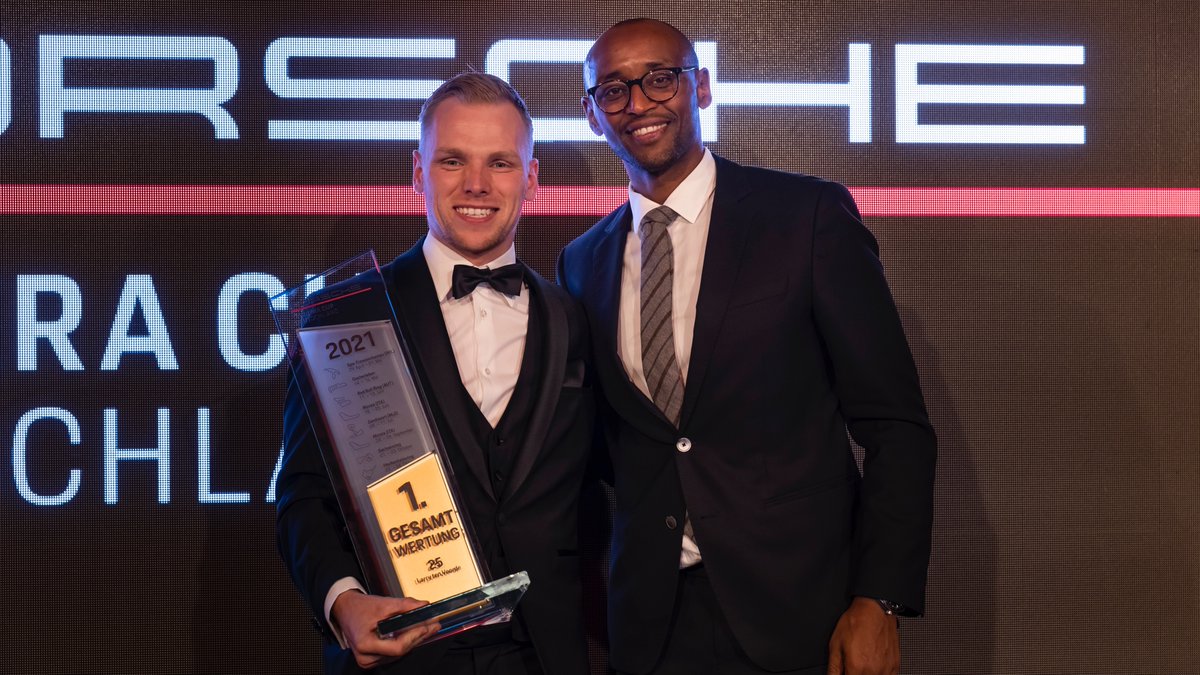 CarreraCupDE's tweet photo. Am vergangenen Samstagabend fand in Stuttgart die Abschlussgala der 32. #CarreraCupDE-Saison statt! Dabei blickten die Teams und Fahrer auf ein tolles Motorsportjahr mit 16 Carrera-Cup-Rennen - außerdem erhielten die Meister ihre Pokale 🏆📸 #Porsche https://t.co/j8rAfME7J3