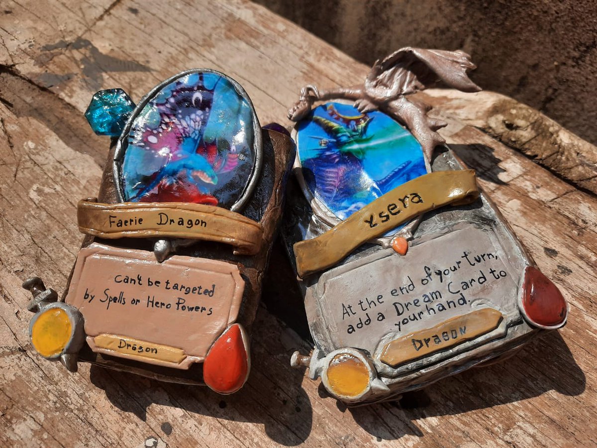 KytaThings's tweet photo. Tava passeando pelo pc e encontrei essas fotos das primeiras (e únicas USHAUHSA) cartas de HearthStone que fiz. Ficaram meio grosseiras? Sim. Amei o resultado? Sim. ♥ @PlayHearthstone https://t.co/M7G3e3qNxO