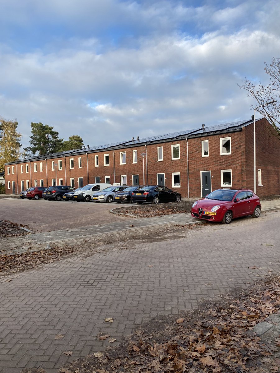 wim_broeders's tweet photo. 9 bijna energie neutrale woningen opgeleverd door @Leystromen in Rijen op voormalig Marechaussee terrein. #langproces #mooiresultaat #betrokken @Kern75 https://t.co/WqdIraEyVZ