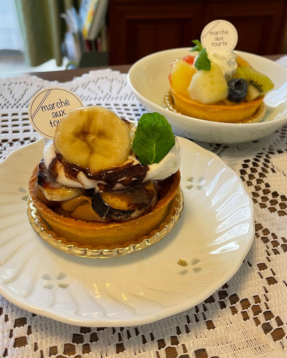 熊野前駅のおぐぎんざ商店街にオープンしたタルト&amp;焼き菓子屋『marché aux tourte』へ!ブルーの外観がかわいい✨連日数時間で売り切れてるみたい。フルーツタルトとチョコバナナタルトを購入。ちょうど良くジューシーなトッピングとふんわり優しいクリーム、程よい香ばしさのタルトでした。 