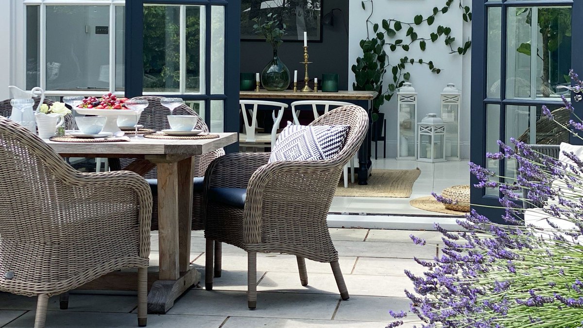 Get ahead of the trend by unifying your home and garden with colours and materials that create a cohesive flow out into your garden. Discover more top tips to embrace indoor-outdoor living: bit.ly/how-to-create-…

📸: <a href="/styletheclutter/">Styletheclutter</a>