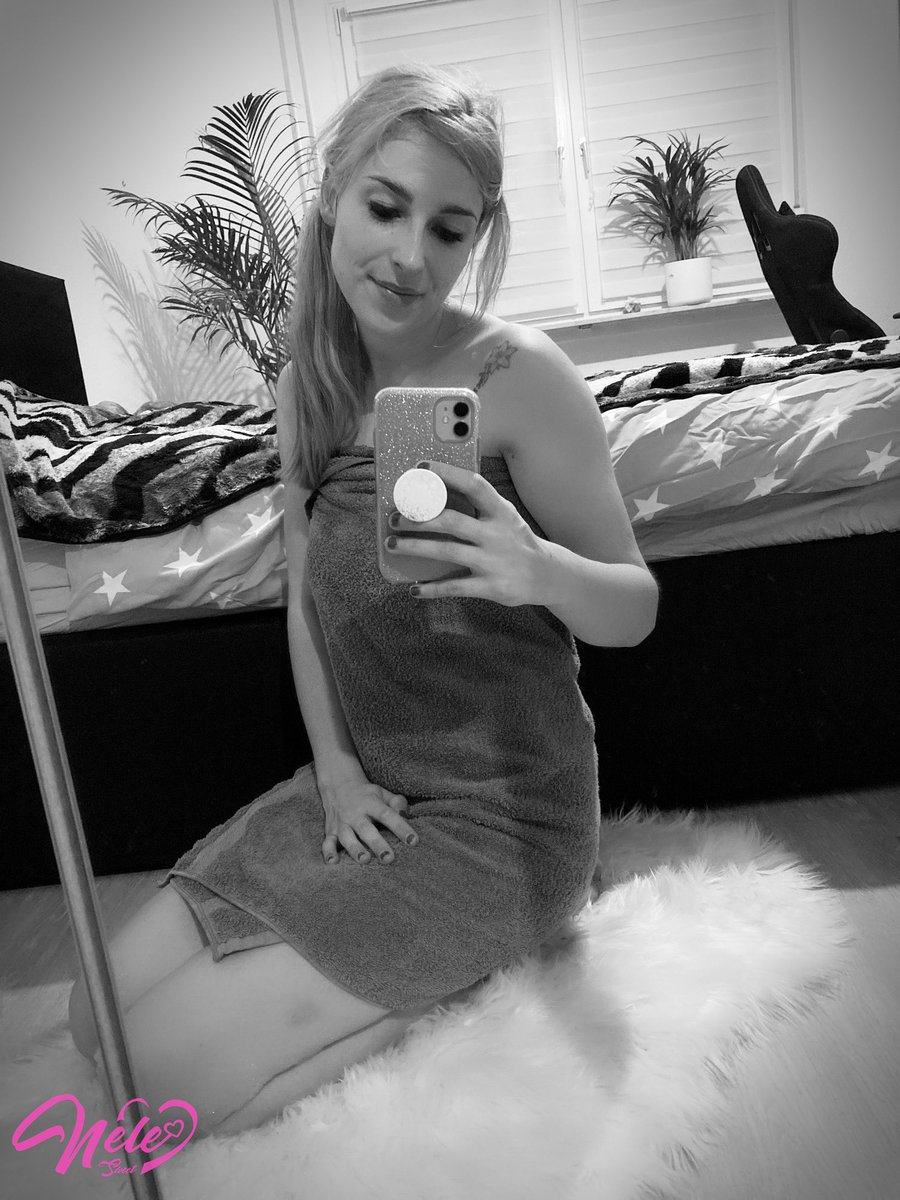 Friere nur ich gerad so?😂

#nrw #nachdemduschen #weekend #handtuch #vibes #positiv #teppich #feeling #mood #perfekt #pinkhair #blackwhite #selfie #spiegel #fotografie #sonntag