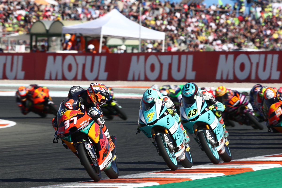 37_pedroacosta's tweet photo. RACE ➡️ DNF

Incredible year 2021. Thanks!! 

#MotoGP #Moto3 #ValenciaGP #Finetwork #Hawkersco #RedBull #pccomponentes https://t.co/oJQ3lOLXK4