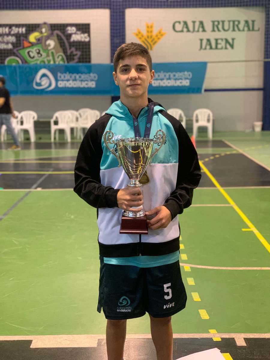 Javi y Alberto, jugadores de nuestro club se proclaman CAMPEONES de Andalucía en la categoría Infantil junto a la Selección de <a href="/SevillaFaB/">FAB Sevilla</a> . Enhorabuena a todo el equipo y orgullosos de los nuestros en este Campeonato.