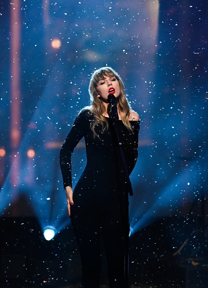 TSwiftinAsia's tweet photo. 📸 | HQ Photos of Taylor Swift performing "All Too Well (10 Minute Version)" on SNL! #TaylorOnSNL https://t.co/7myQCrPXWQ