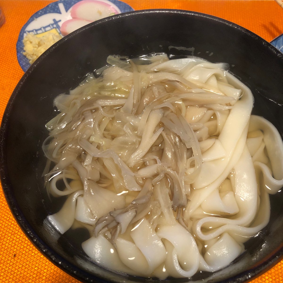 調子がいまいちなので舞茸きしめん。
#stayhome #maitakemushroom #kishimen #flatnoodlesoup #kamaboko #fishcake #gratedginger