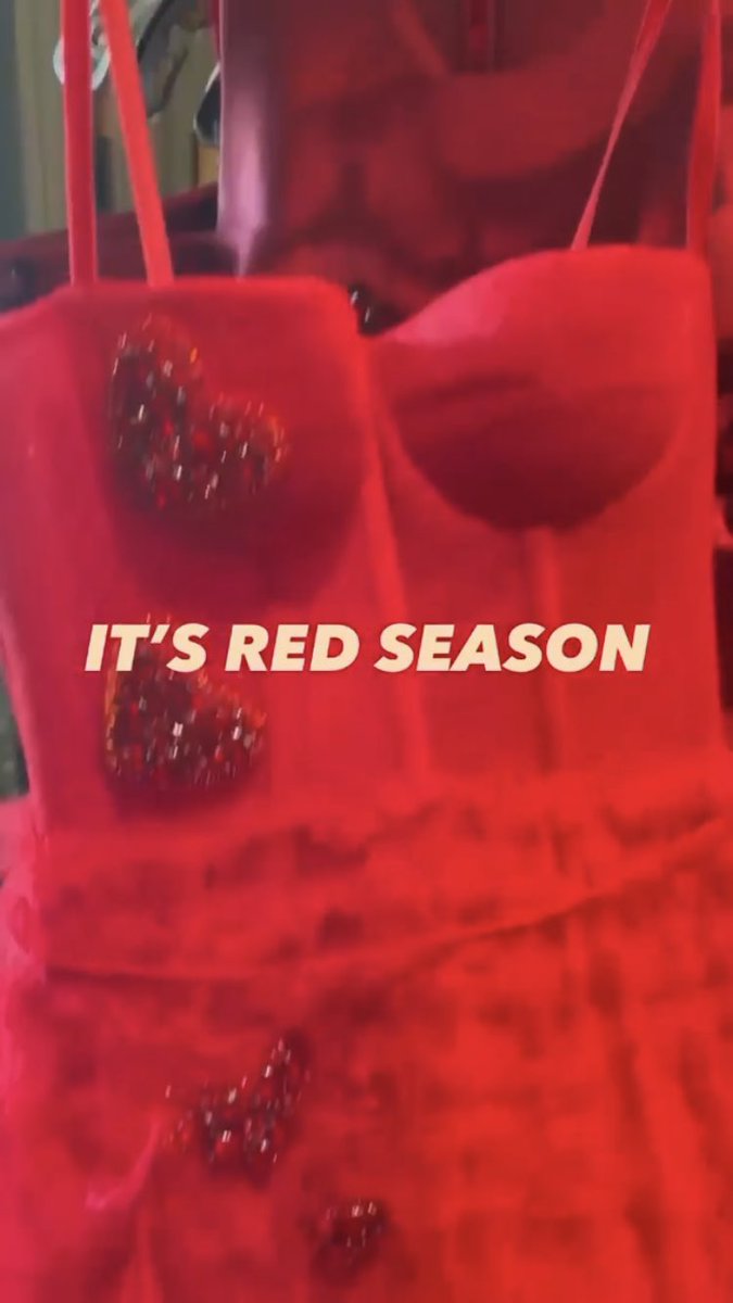 taylorswiftbr's tweet photo. VAI SERVIR DEMAIS! 
Finalmente descobrimos que os looks mostrados por Taylor no Instagram Reels postado no mês passado foram usados para o videoclipe de “I Bet You Think About Me"! https://t.co/ERAB0dLrYd