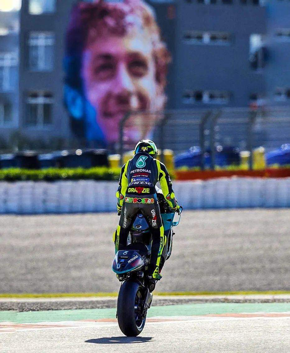 ChiamarsiBomber's tweet photo. Se Maradona ti dice che sei un mito vivente, se Federer dice di essersi ispirato anche a te, se Michael Jordan dice di essere un tuo tifoso e Brad Pitt dice che darebbe tutto per essere te... Allora sì, sei ufficialmente nell'Olimpo.
Ci siamo divertiti un casino, che spettacolo! https://t.co/VcOR6F336E
