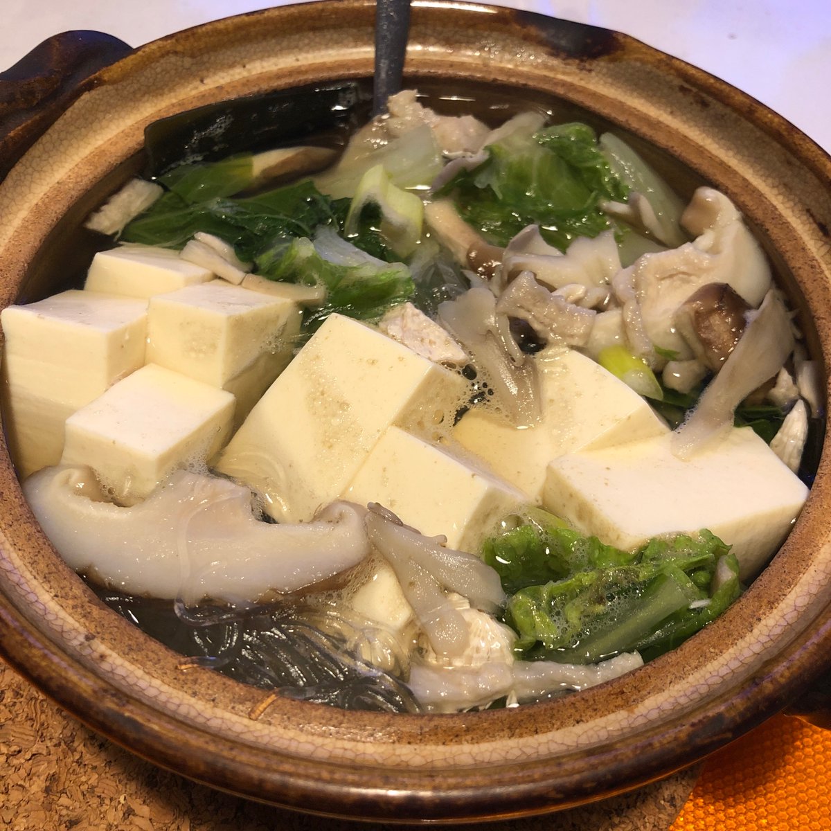 ひとり湯豆腐。
#stayhome #yudofu #tofuhotpot #shiitakemushrooms #tofu #fish #ricevermicelli #chinesecabbage #maitakemushroom #ponzu