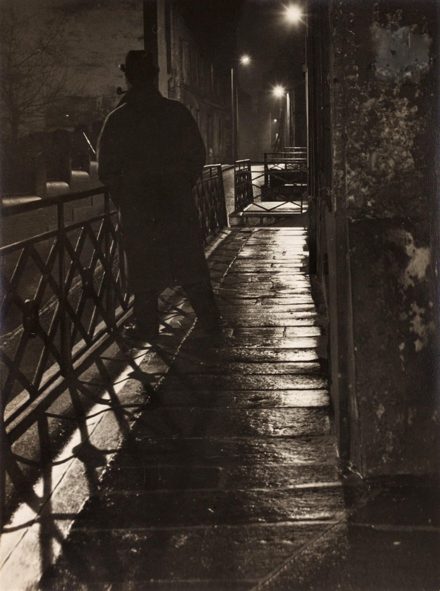 wonderful_g's tweet photo. #NotturniDiCittà
#VentagliDiParole 
#cipiacevintage 

L’ombre de Maigret, 1954

📸 Nicolas Yanchevsky 
© BnF, Estampes et photographie https://t.co/ygM7WnB85z