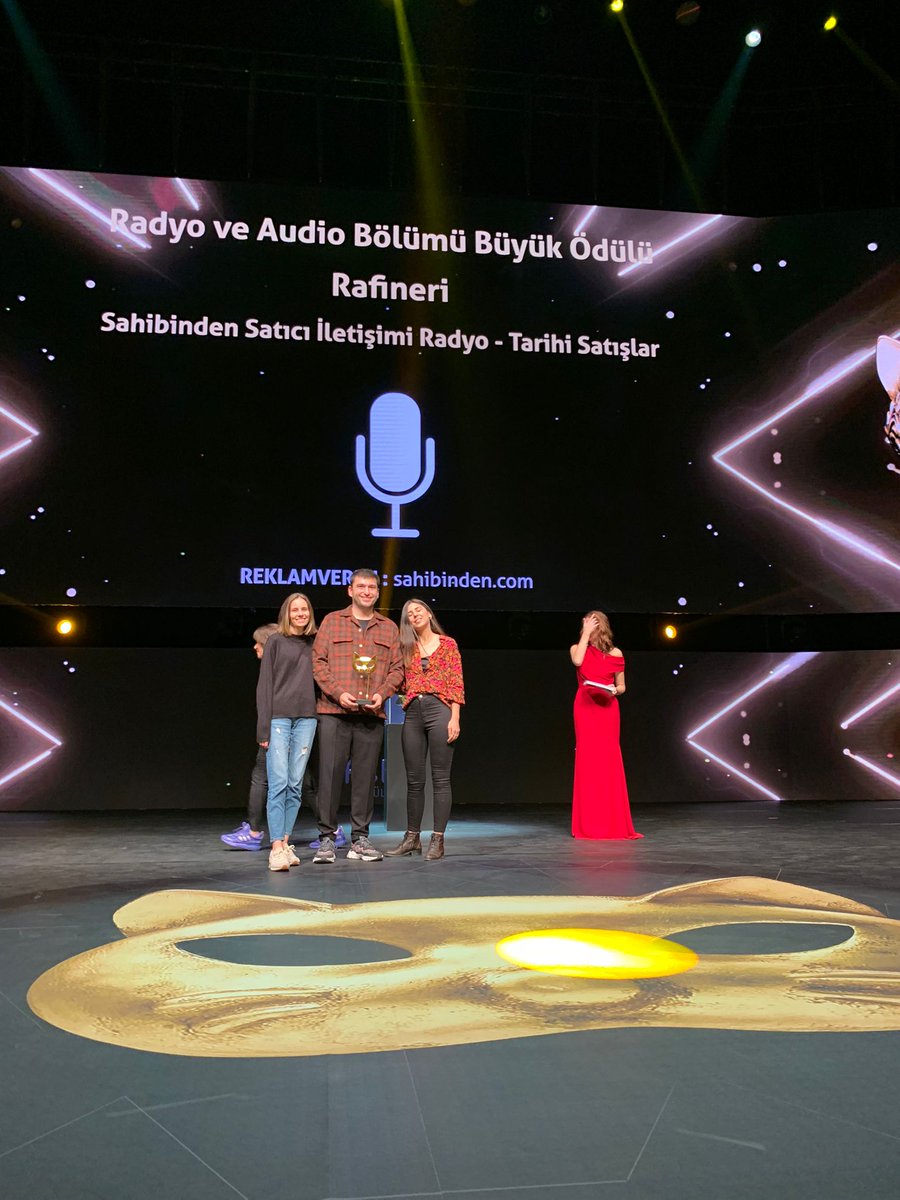 ReklamYerenler's tweet photo. Sevgili reklamcı dostlar... 
Aldığınız bir ödülle sektörde saygınlık kazanmak istiyorsanız, öncelikle ödül organizasyonuna sizin saygı göstermeniz gerekiyor. 

Maalesef #felis2021 törenindeki kıyafet tercihleriniz, Felis'in ne kadar "tırt" bir ödül olduğunu açıkça belli ediyor. https://t.co/aO7rDuEsFy