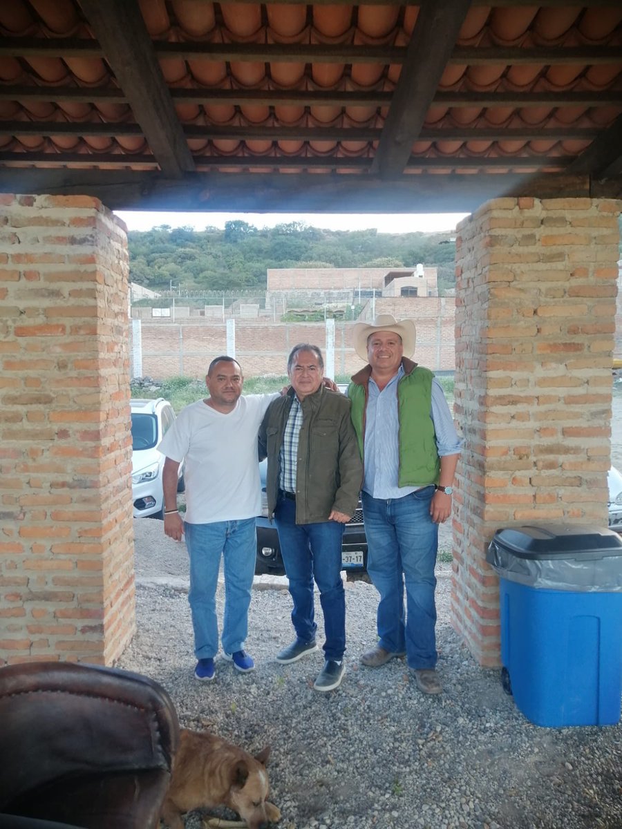 ChuyMorrayo's tweet photo. Con dos grandes amigos a los que estimo mucho, hemos caminando juntos en grandes proyectos y continuaremos echándole toda la energía. 

Un gusto saludarlos. https://t.co/eXTD8jAi1P
