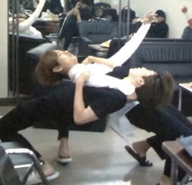 bonobonoya_03's tweet photo. BTS moments that doesn't feel real pt.3 : A thread https://t.co/erHSlMKdQS