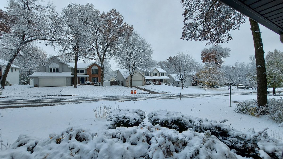 tsphil's tweet photo. First accumulating snow of the year #wiwx ❄ https://t.co/3EKBGE82pR