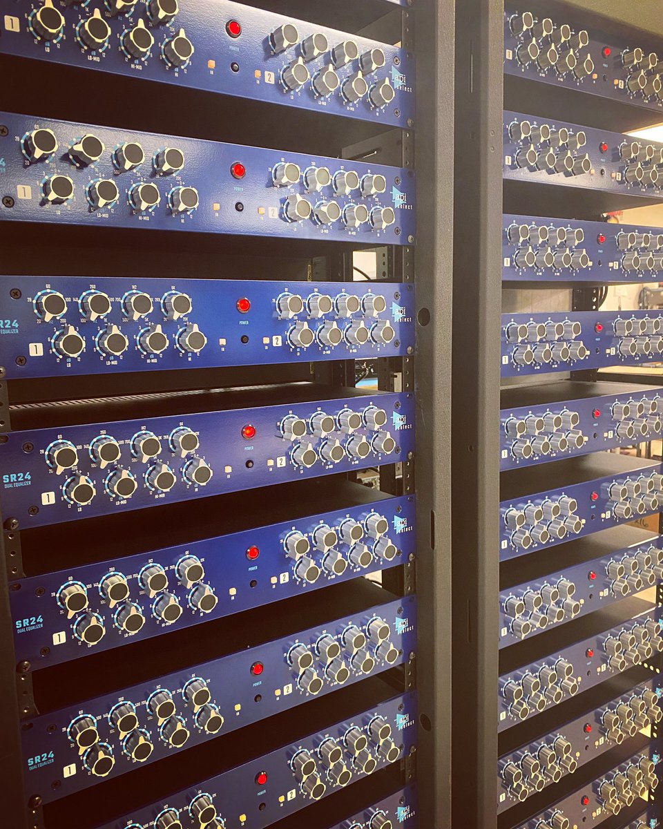 ThisIsAPIaudio's tweet photo. Small Batch. Big History. The API Select SR24 Dual Channel EQ – Derived from the highly sought-after APSI 562 EQ, the SR24 features 2 channels of classic analog EQ in one rackmount unit.

#apiselect #apiaudio #apiselectSR24 #analog https://t.co/sBGhJf2cyD