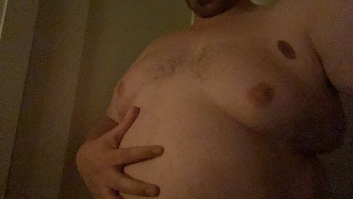 butchboy_'s tweet photo. Someone skinny sounded off on here to show your Titty roll and I take offense to that https://t.co/Zfs6aWTxCE