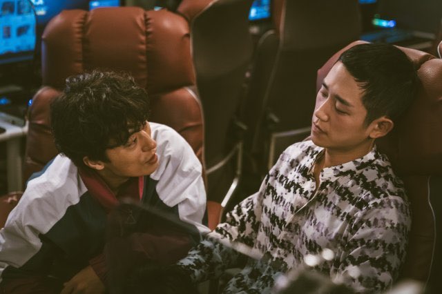 이사진 너무 좋음.. 개삐진 연하 눈치보면서 살살 달래는 연상으로 날조해먹을 수 있어서 하노열 주노랑 눈맞추려고 몸 숙인것까지ㅠ