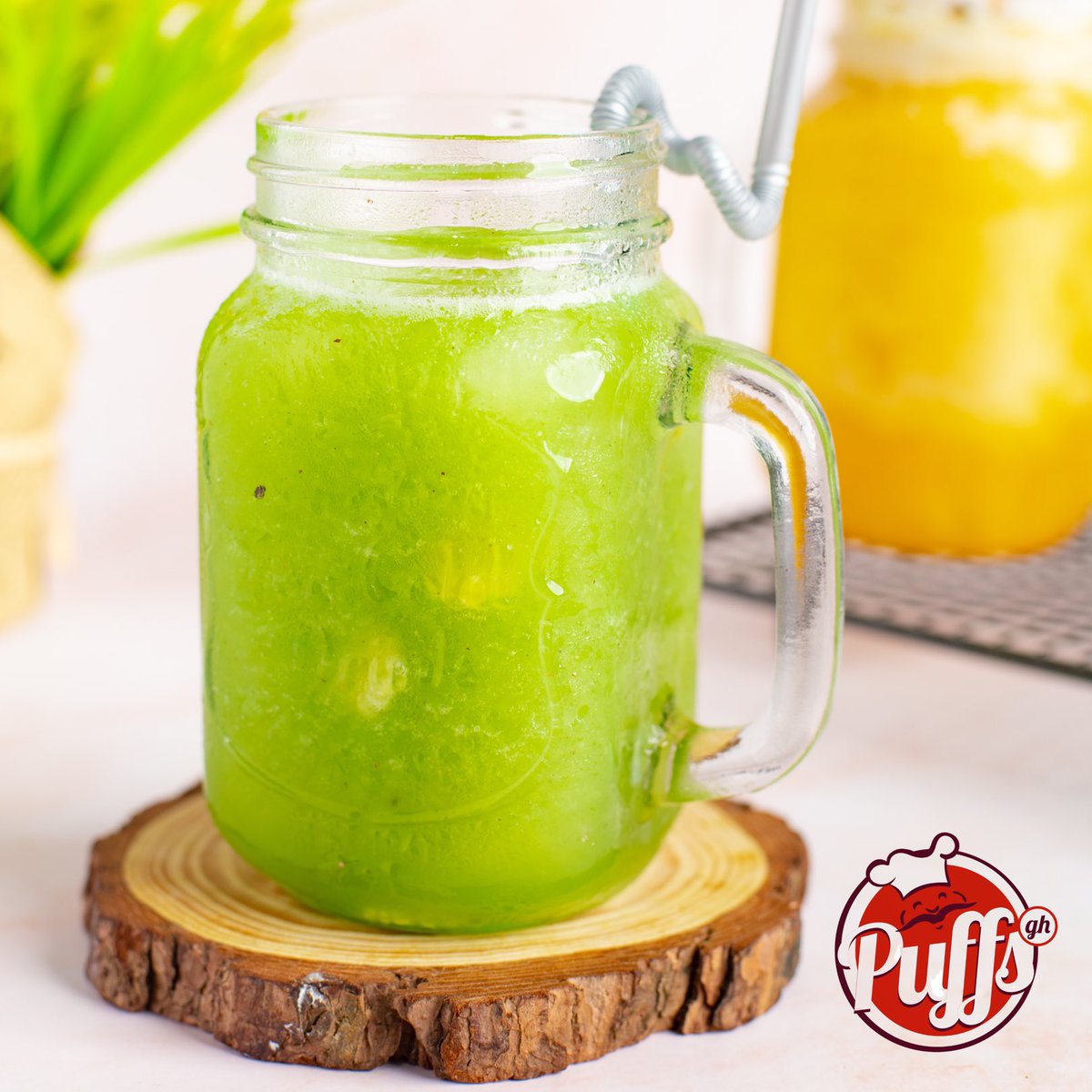 GhPuffs's tweet image. Sunday relaxation is a must. And  As we prepare for the week’s  hustle and bustle, let’s recite our senior chef’s favorite pledge ; “ Stress can’t kill we cos we’ve got the almighty KIWI SMOOTHIE ” 
#bofrot #puffpuff #kiwi #smoothie