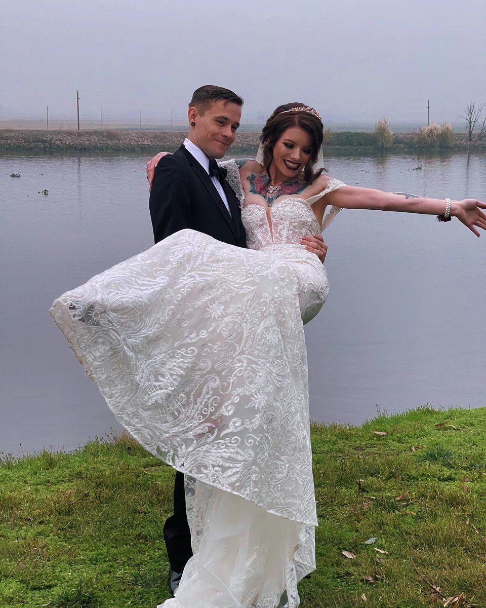 daniellealeesa's tweet photo. Mr. &amp; Mrs. Forbes 💍🤍 11.13.21 https://t.co/cwBWzVsRZh