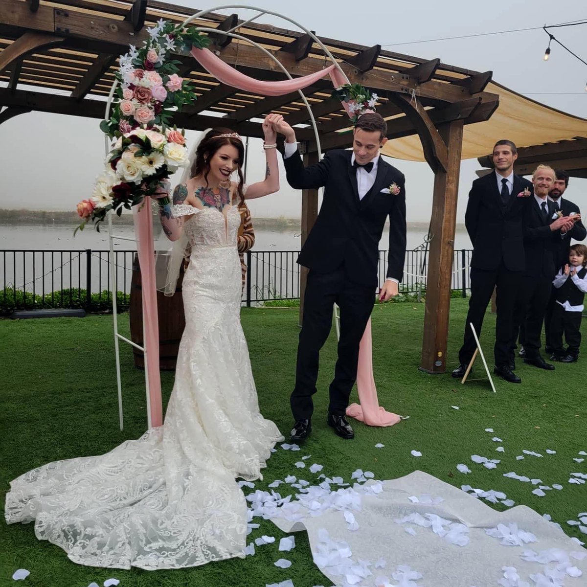 daniellealeesa's tweet photo. Mr. &amp; Mrs. Forbes 💍🤍 11.13.21 https://t.co/cwBWzVsRZh